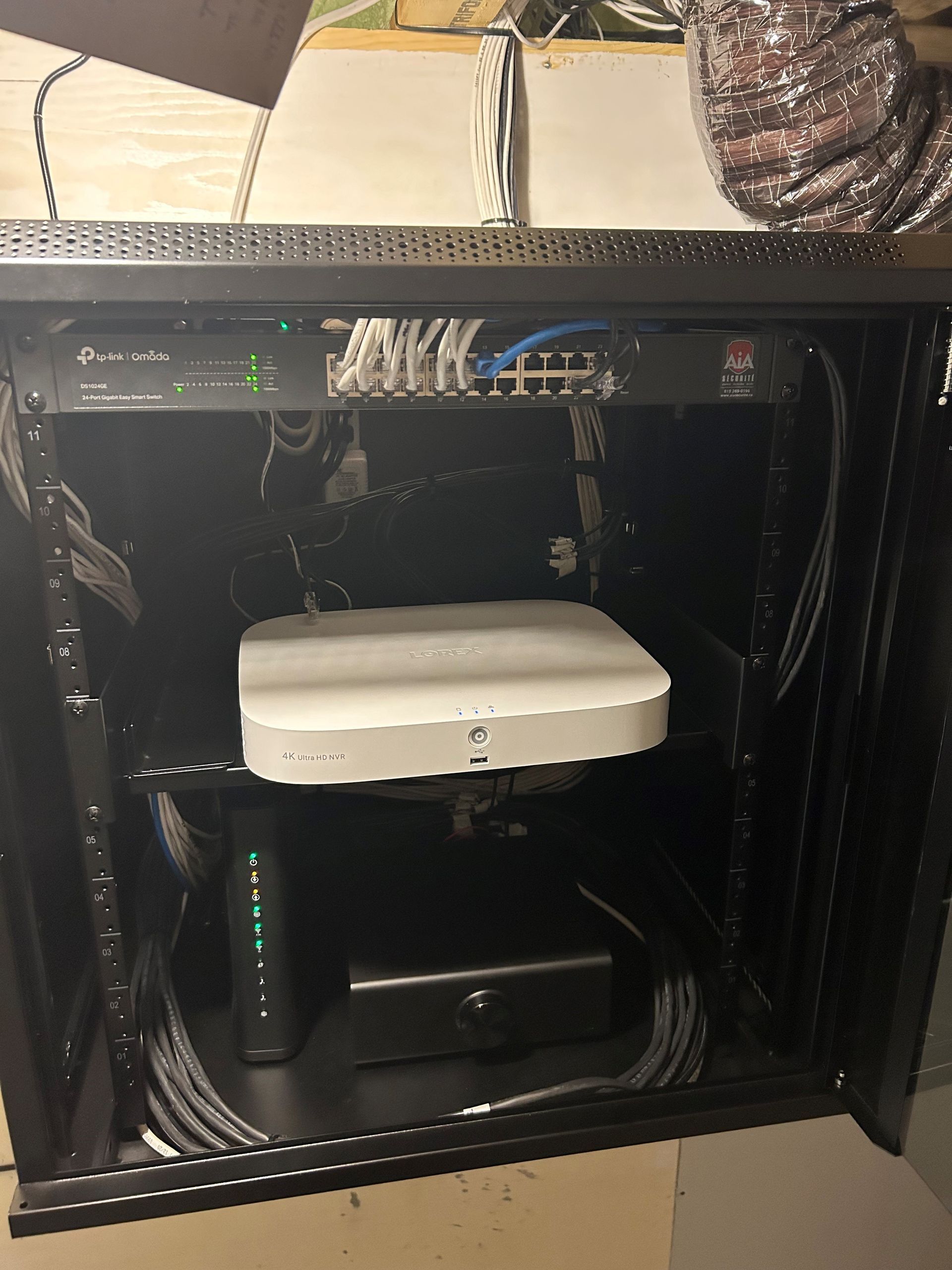 Un rack de serveur avec une boîte blanche dessus.