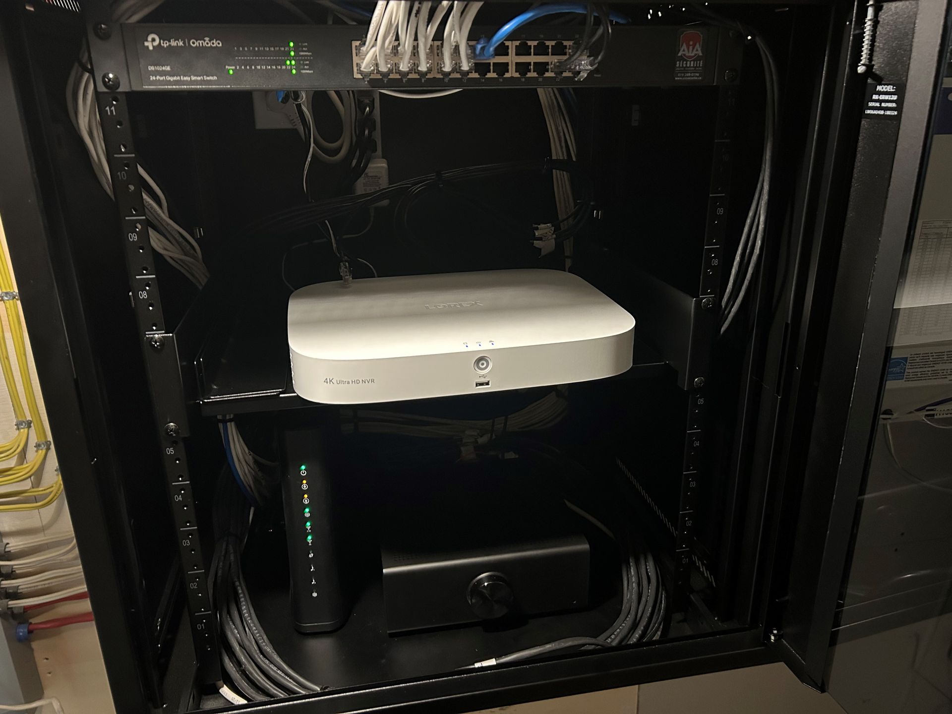 Une boîte blanche est posée sur un rack de serveur noir.