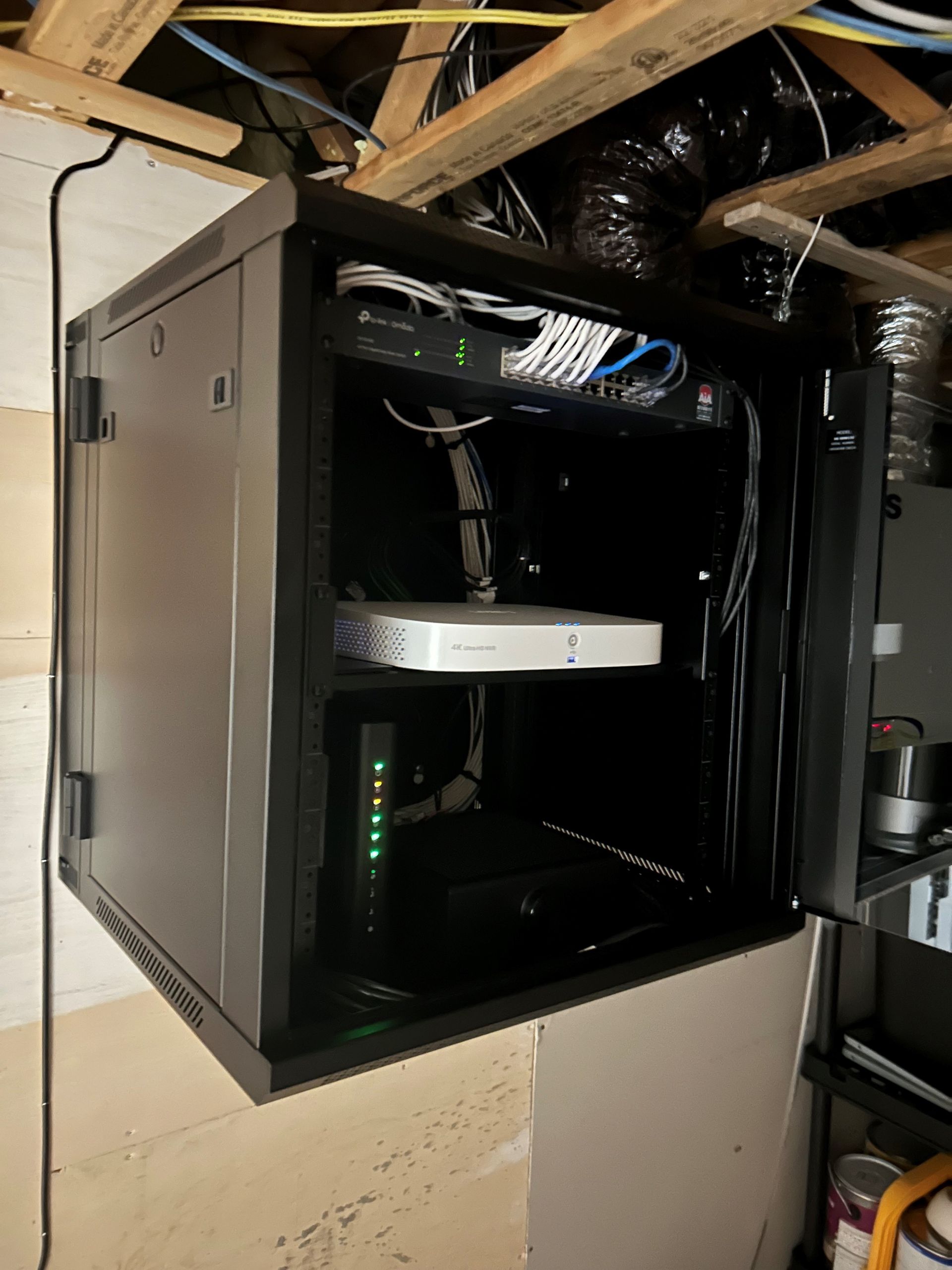Une armoire de serveur avec un routeur dessus.