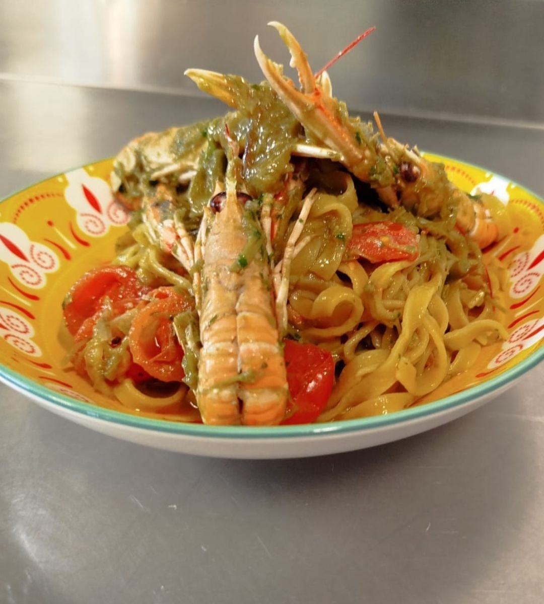 Una ciotola di spaghetti ai frutti di mare conditi con gamberi grandi e salsa rossa