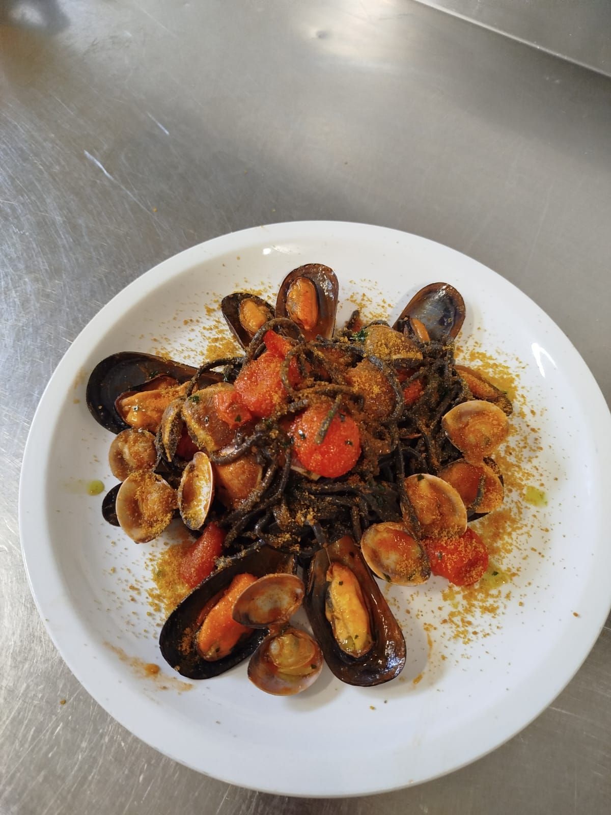 Piatto di cozze in salsa di pomodoro piccante su un piatto bianco