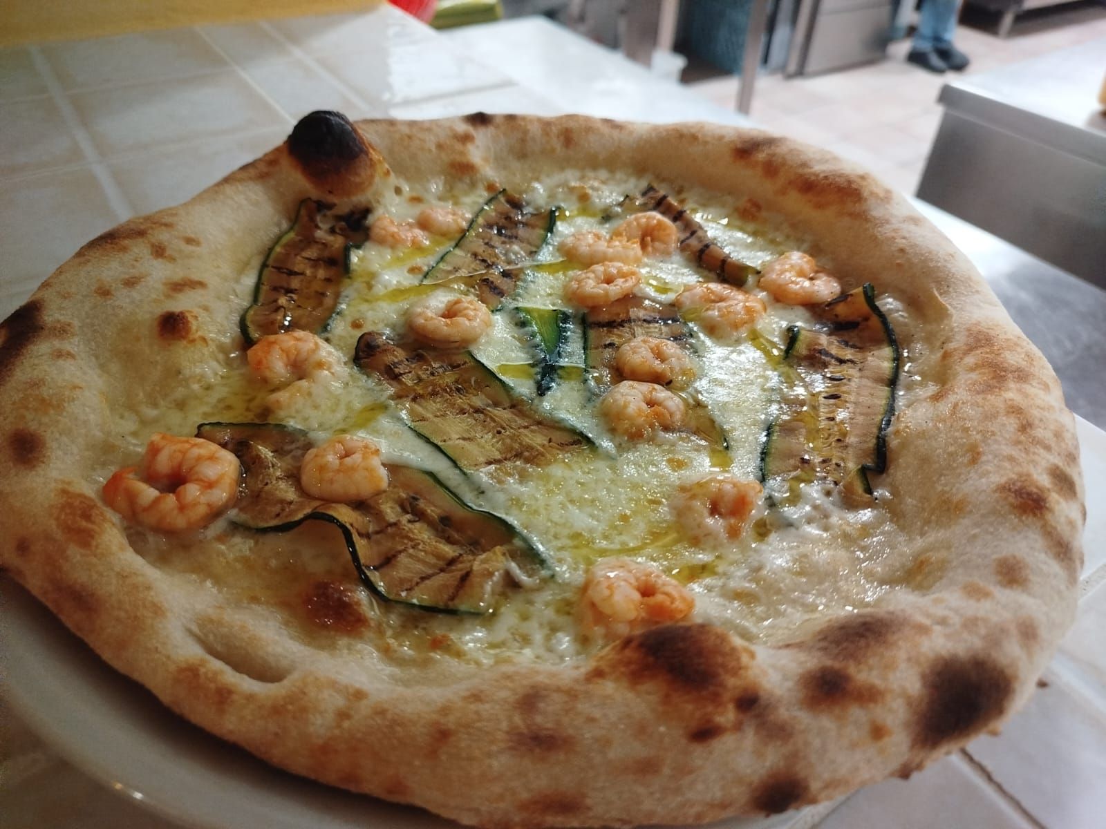 Pizza bianca con gamberi e asparagi su un piatto