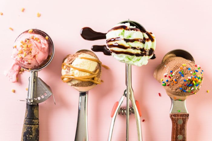 Eissorten auf Löffel dekoriert