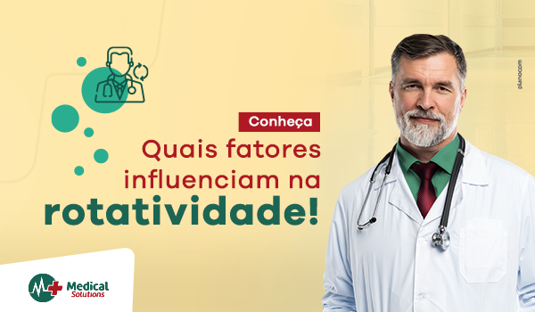 Um médico com um estetoscópio pendurado no pescoço está parado em frente a um fundo amarelo.