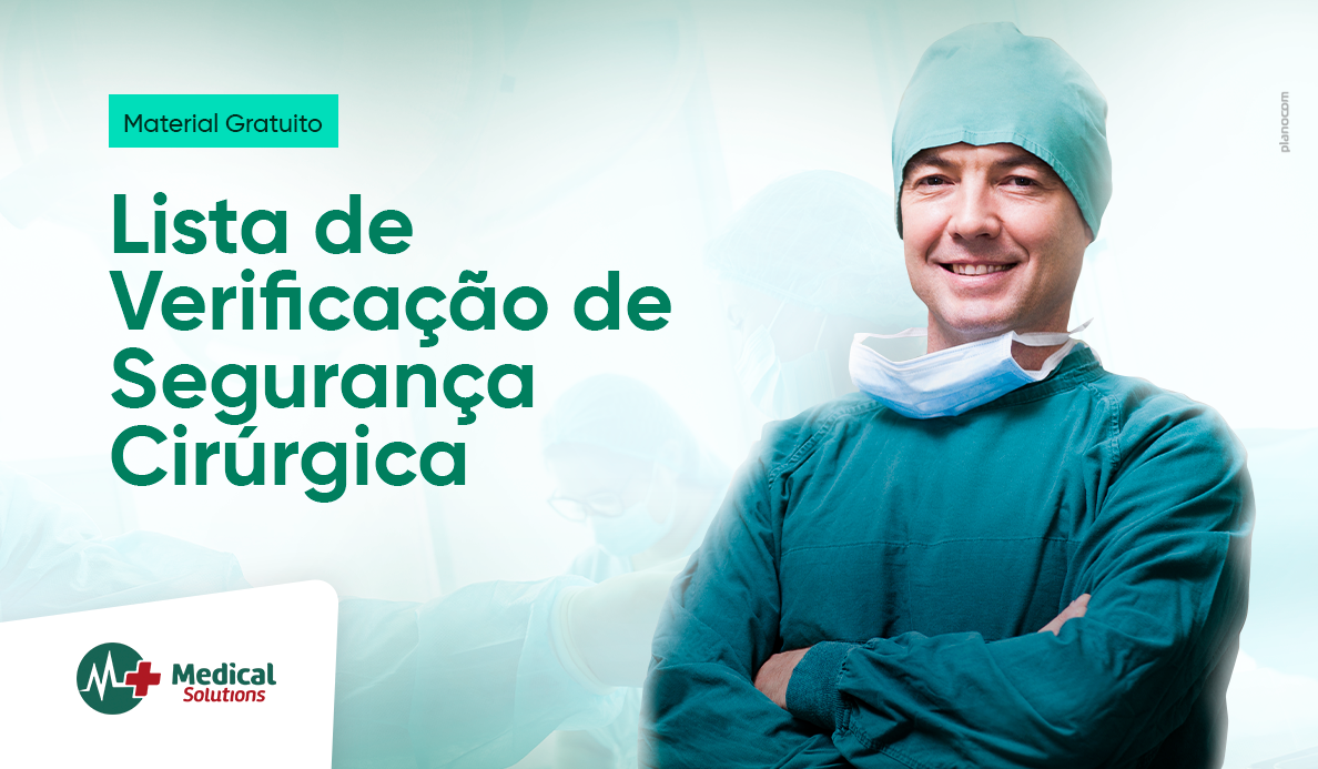 Um cirurgião está de pé com os braços cruzados e sorrindo.