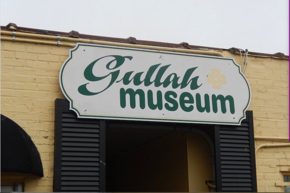 A sign on a building that says gullah museum