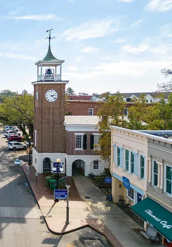 A sign on a building that says gullah museum