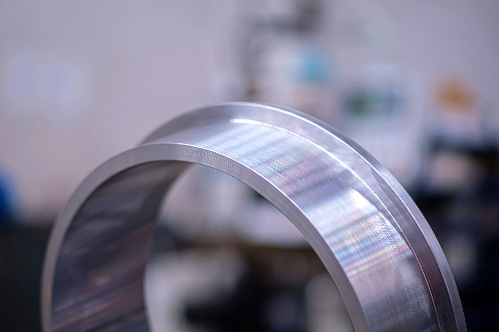 Un gros plan d'un anneau en métal dans une usine.