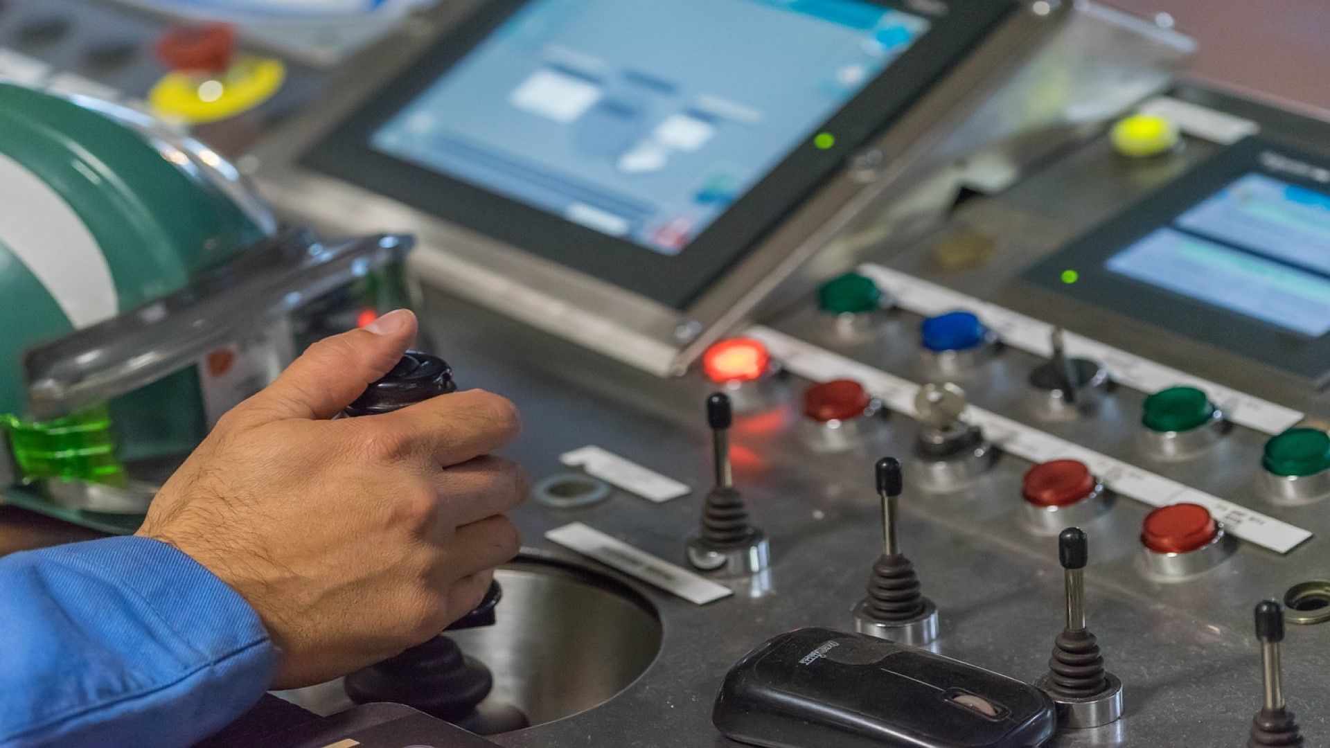 Un hombre está operando una máquina con un control remoto.