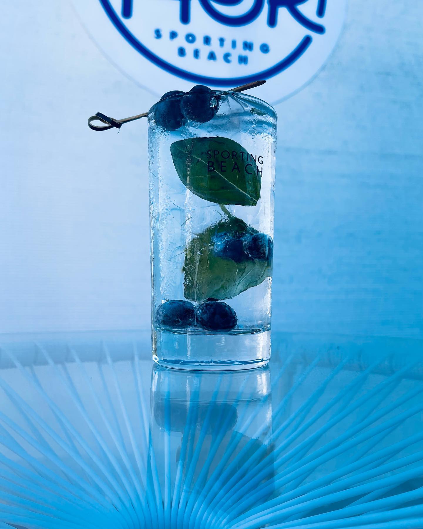 cocktail su sfondo azzurro