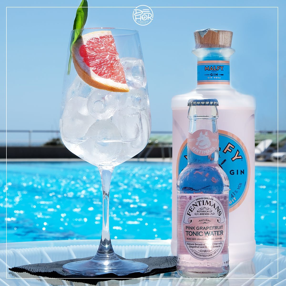 cocktail con piscina sullo sfondo