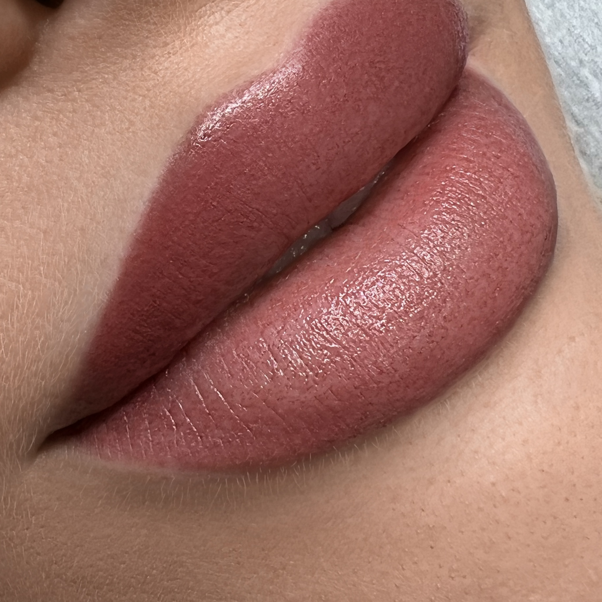 Eine Nahaufnahme der Lippen einer Frau mit Lippenstift darauf.