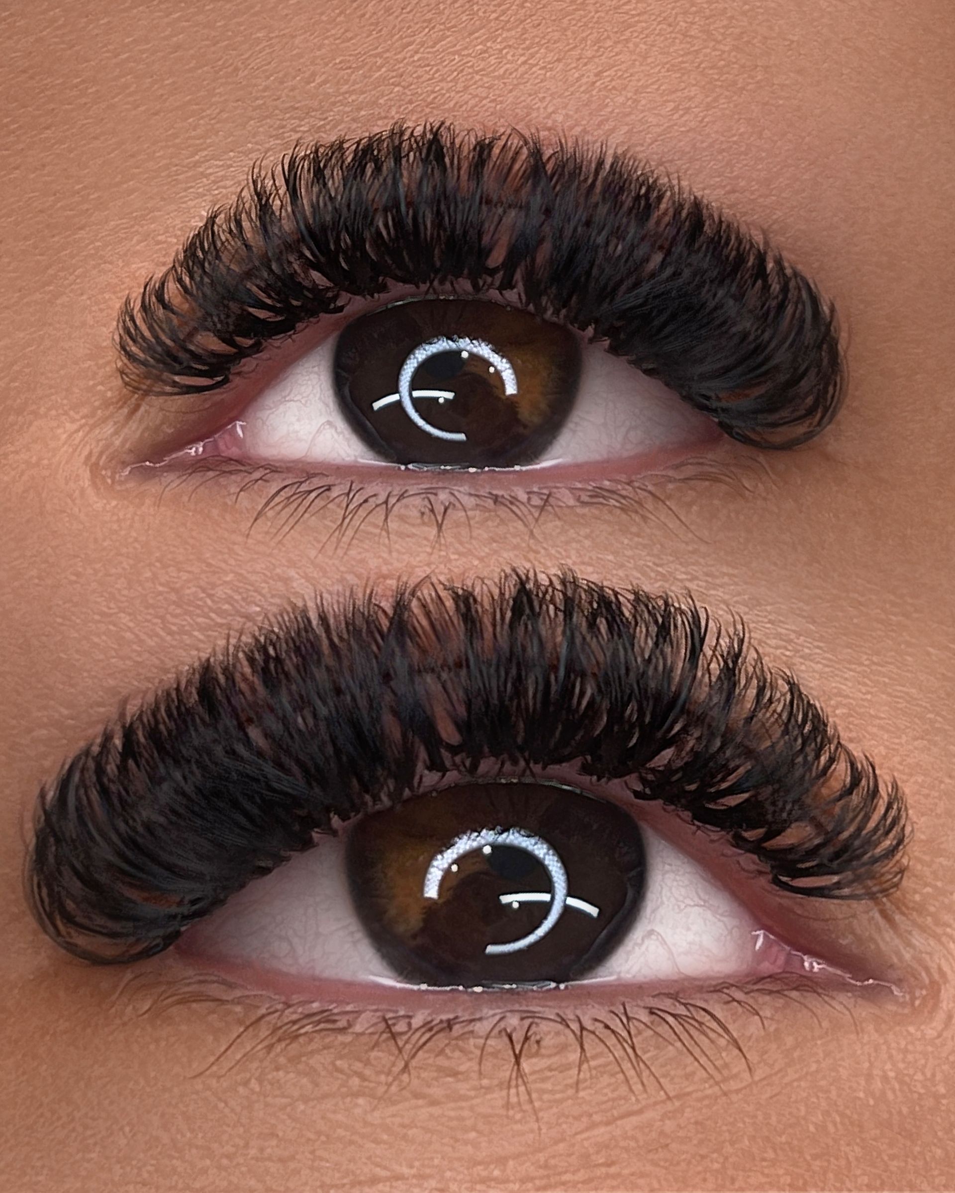 Eine Nahaufnahme des Auges einer Frau mit langen Wimpern.