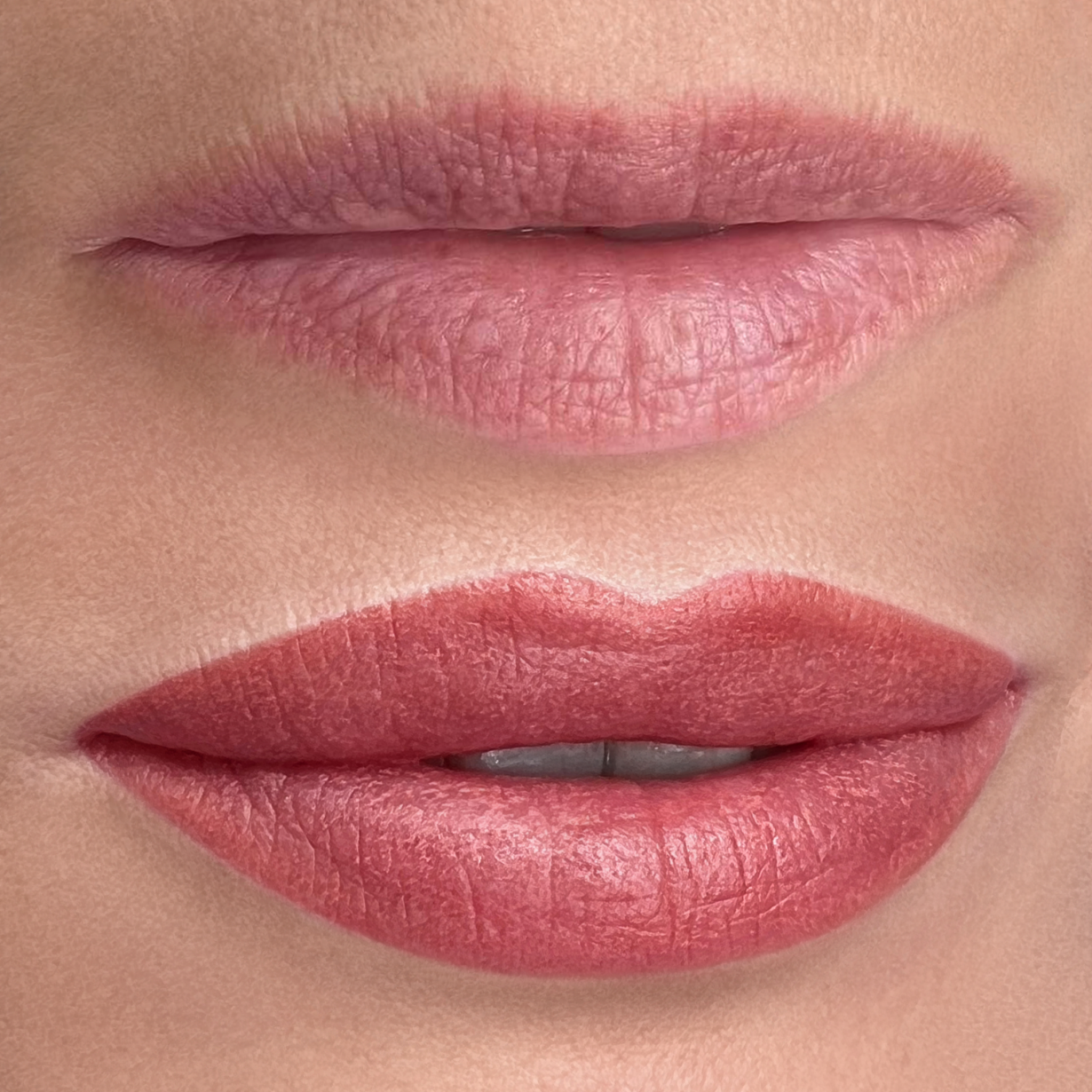 Ein Vorher-Nachher-Bild der Lippen einer Frau mit rotem Lippenstift.