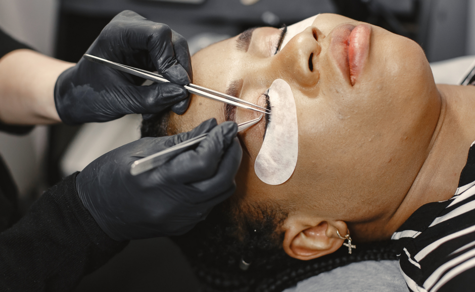 Eine Frau lässt sich in einem Schönheitssalon die Wimpern machen.