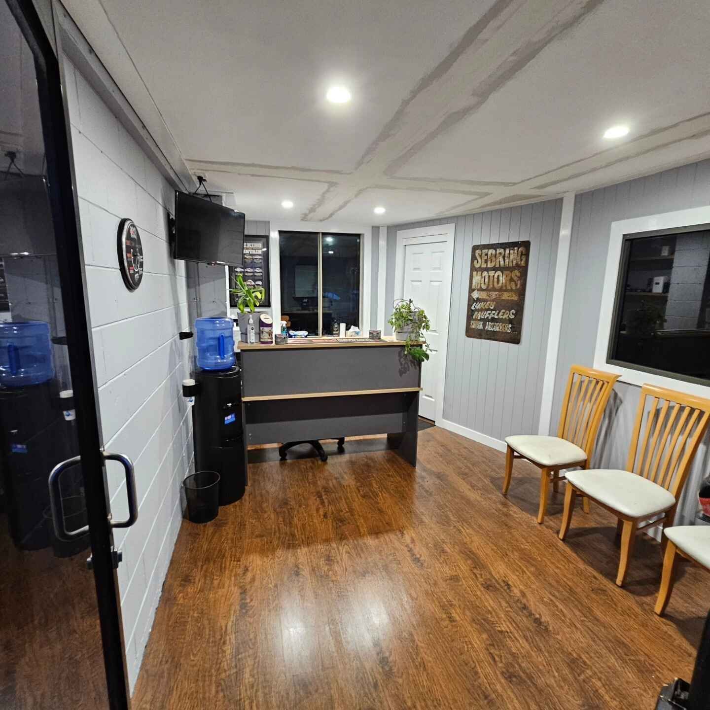 Waiting Room With a Desk , Chairs and a Water Cooler β Sebring All Mechanical Repairs In Mermaid Beach, QLD
