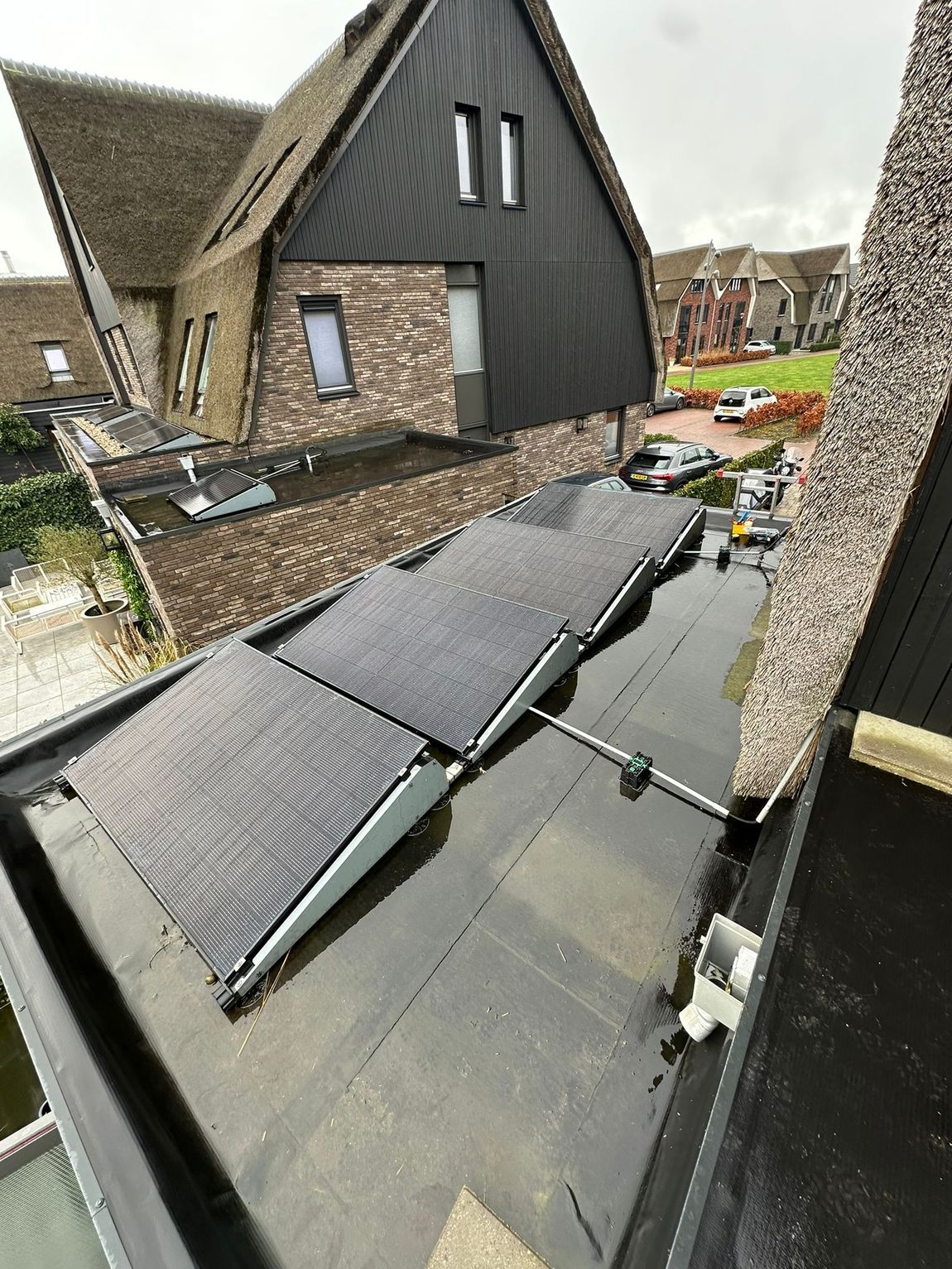 Een huis met veel zonnepanelen op het dak.