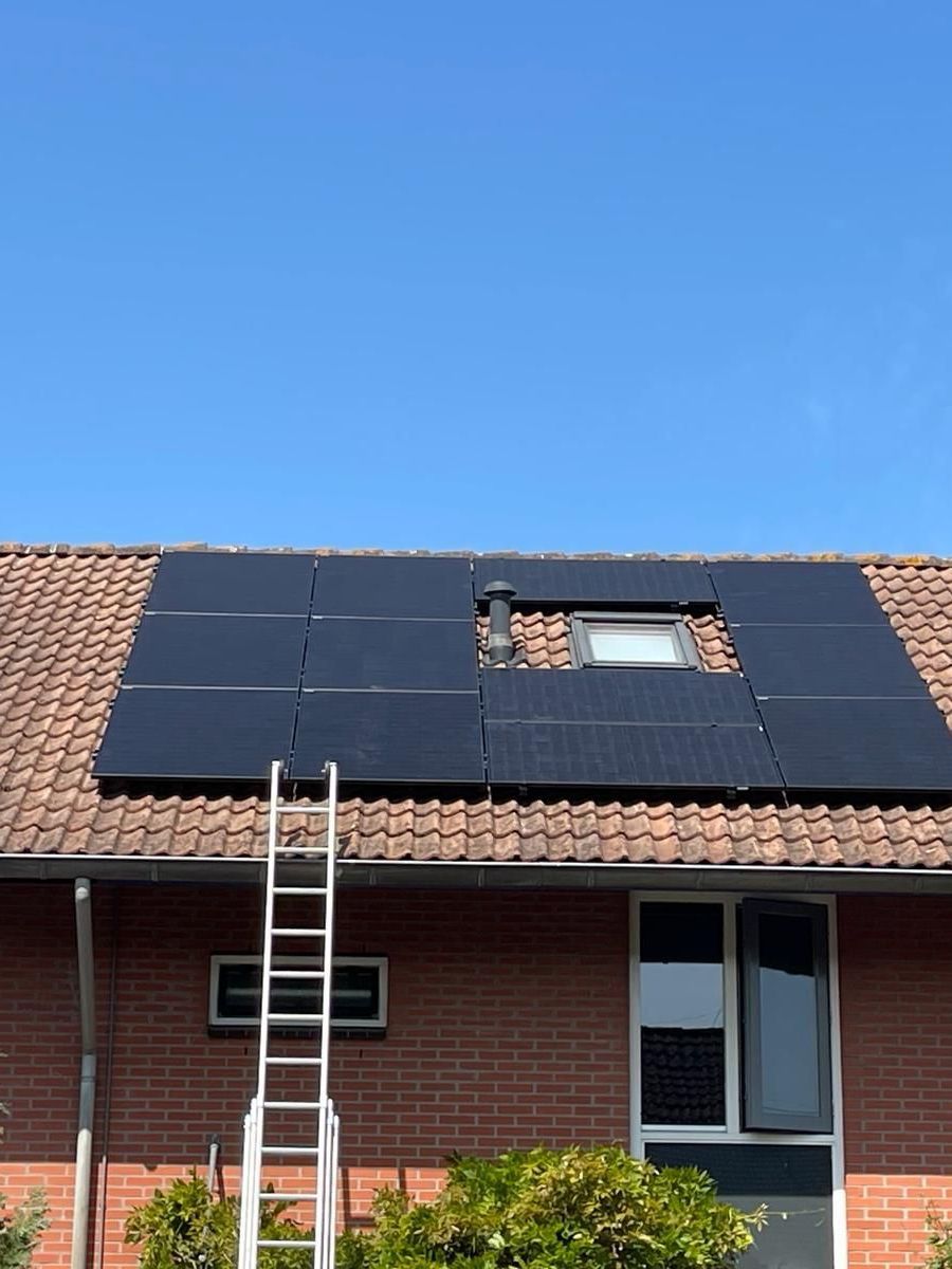 Op het schuinedak van een huis liggen zonnepanelen