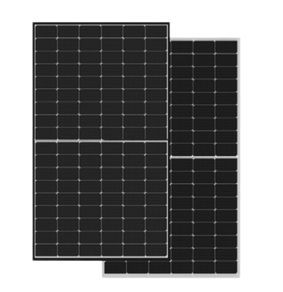 Twee zonnepanelen zijn op elkaar gestapeld op een witte achtergrond.