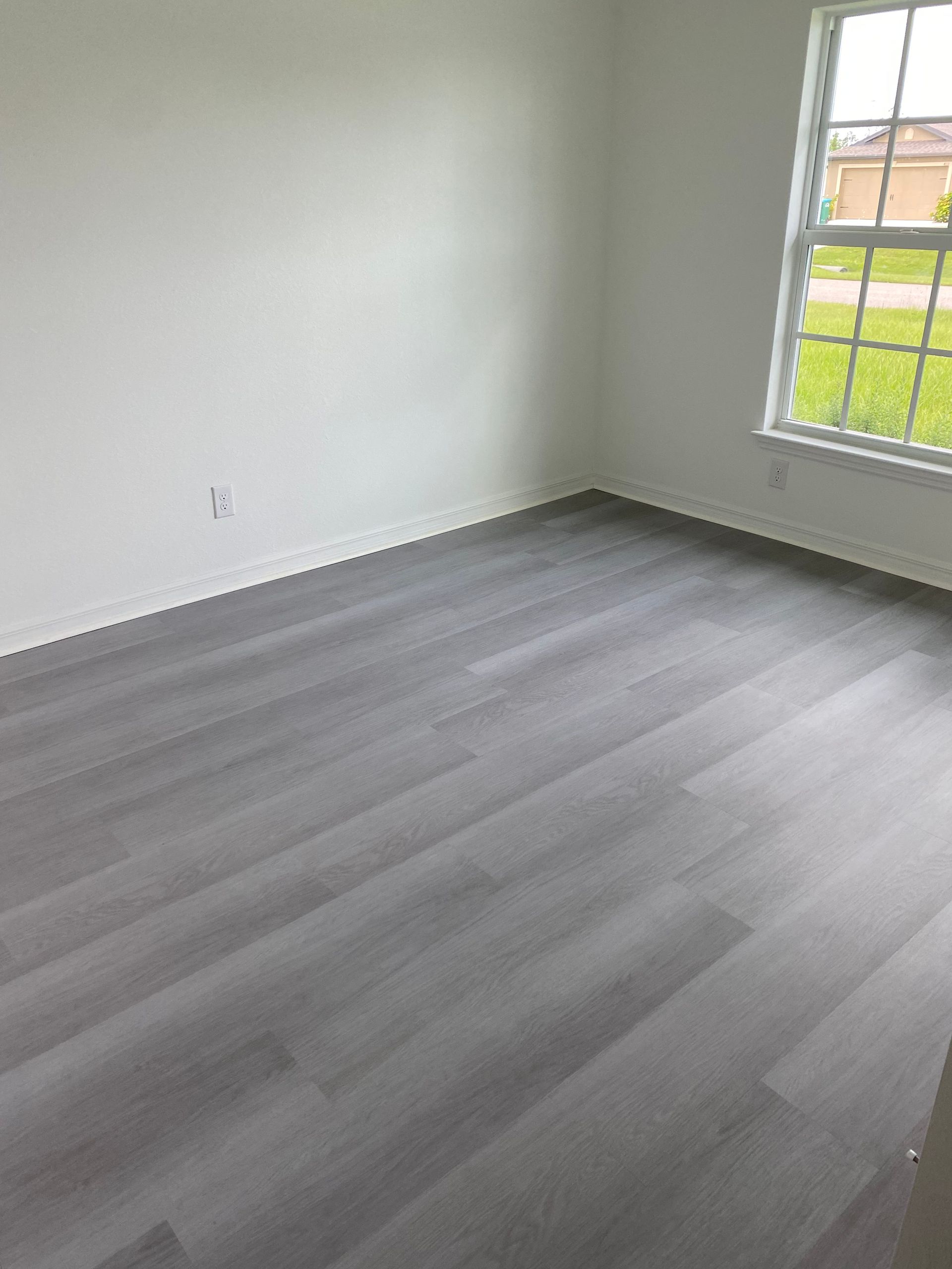 Grey vinyl Flooring, wood look grey 5.5mm 12mil wear layer natural lighting vinyl flooring.
