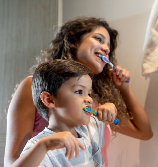madre e figlio che si lavano i denti