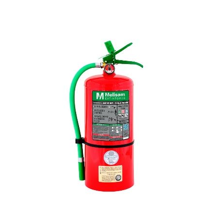Extintor rojo con manguera y boquilla verdes, aislado sobre fondo blanco.