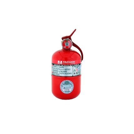 Extintor de incendios rojo con manguera sobre fondo blanco