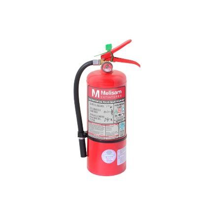 Extintor de incendios rojo con manguera negra y mango rojo sobre un fondo blanco.