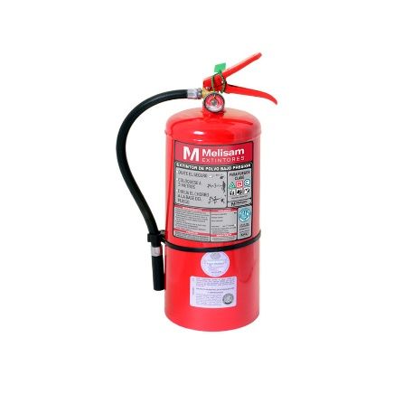 Extintor de incendios rojo con manguera negra y mango rojo sobre un fondo blanco.