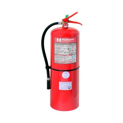 Extintor de incendios rojo con manguera negra y etiqueta blanca sobre un fondo blanco liso.