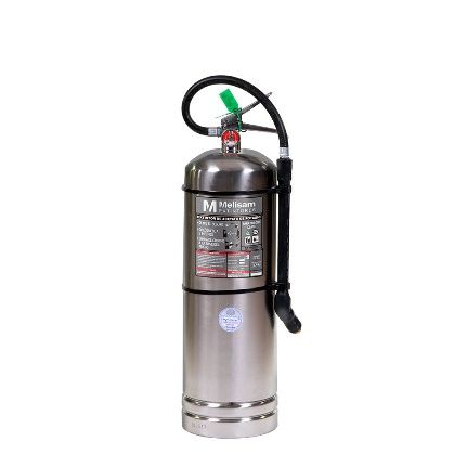 Extintor de incendios de acero inoxidable con manguera negra y mango rojo sobre fondo blanco.