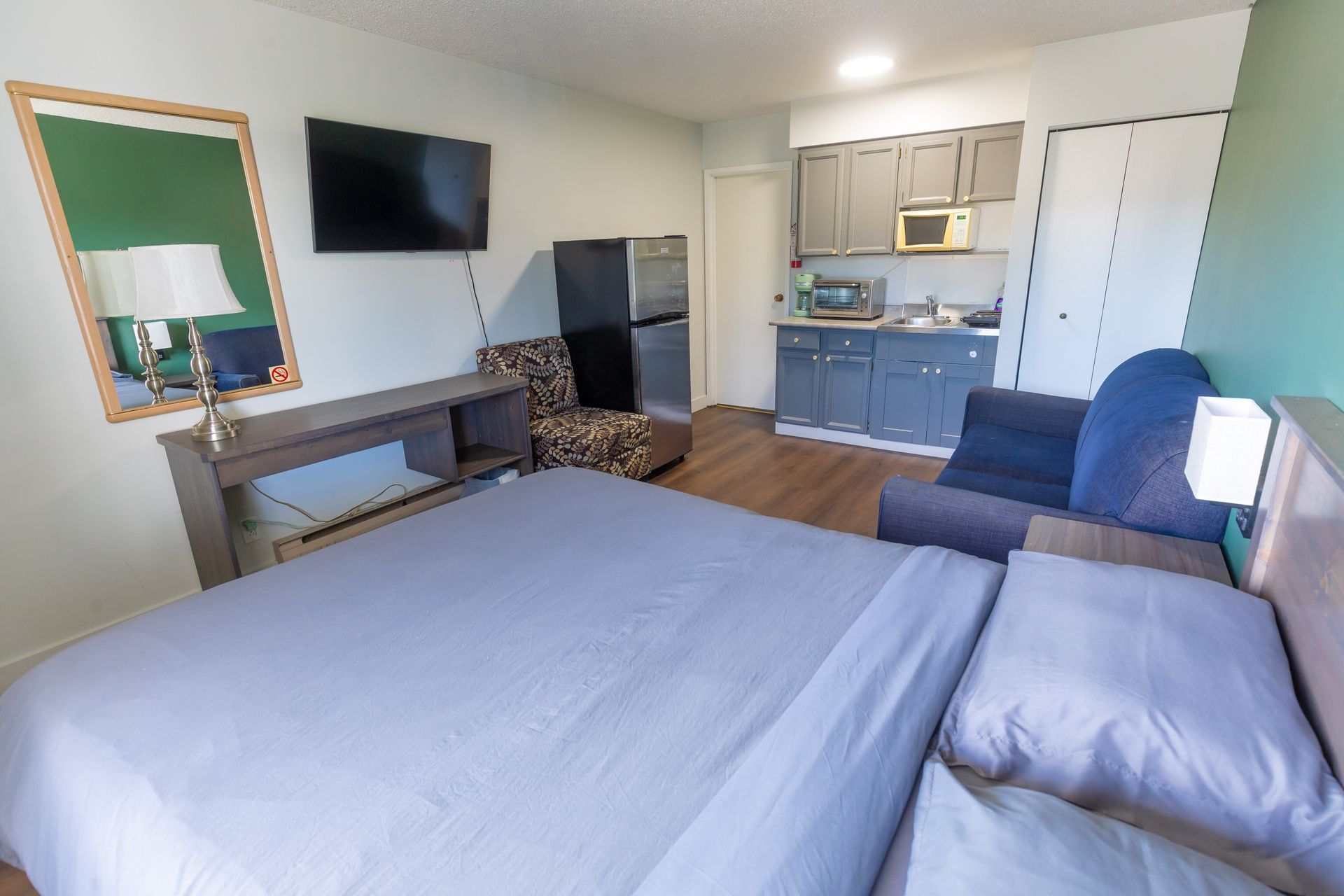A hotel room with a bed and two lamps