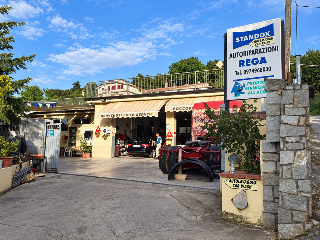 Donna con gli occhiali al bancone di una gioielleria, con occhiali da vista e uno sfondo espositivo alle sue spalle