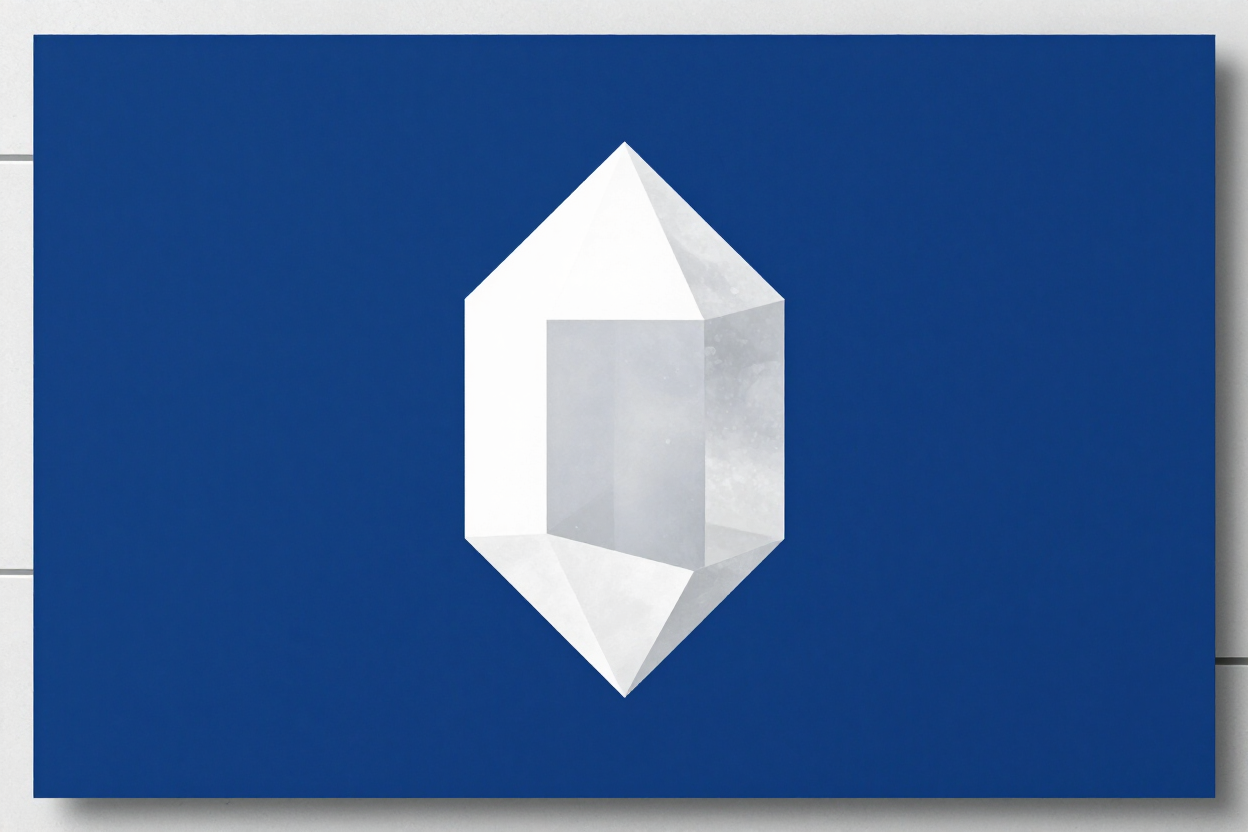 Logotipo geométrico de cristal blanco sobre un fondo rectangular azul