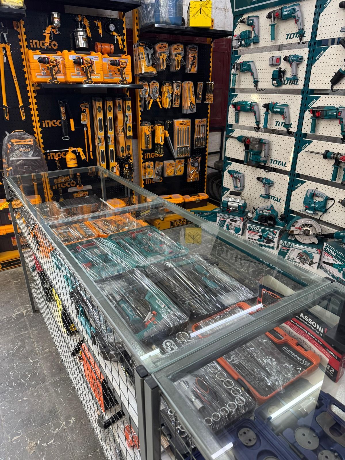Una tienda de herramientas exhibe diversas herramientas eléctricas y manuales, incluidos taladros, sierras y juegos de destornilladores.