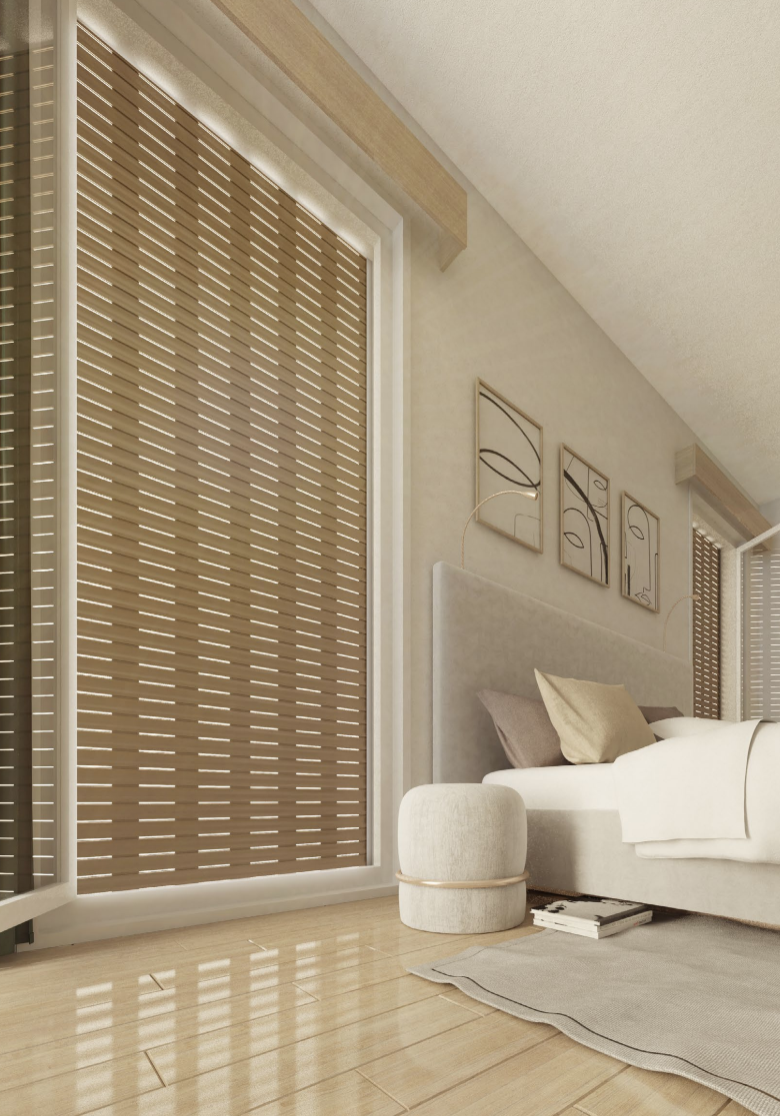 Camera da letto color beige luminoso con letto basso bianco, tende a rullo intrecciate, opere d'arte alle pareti e luce naturale sul pavimento in piastrelle lucide.