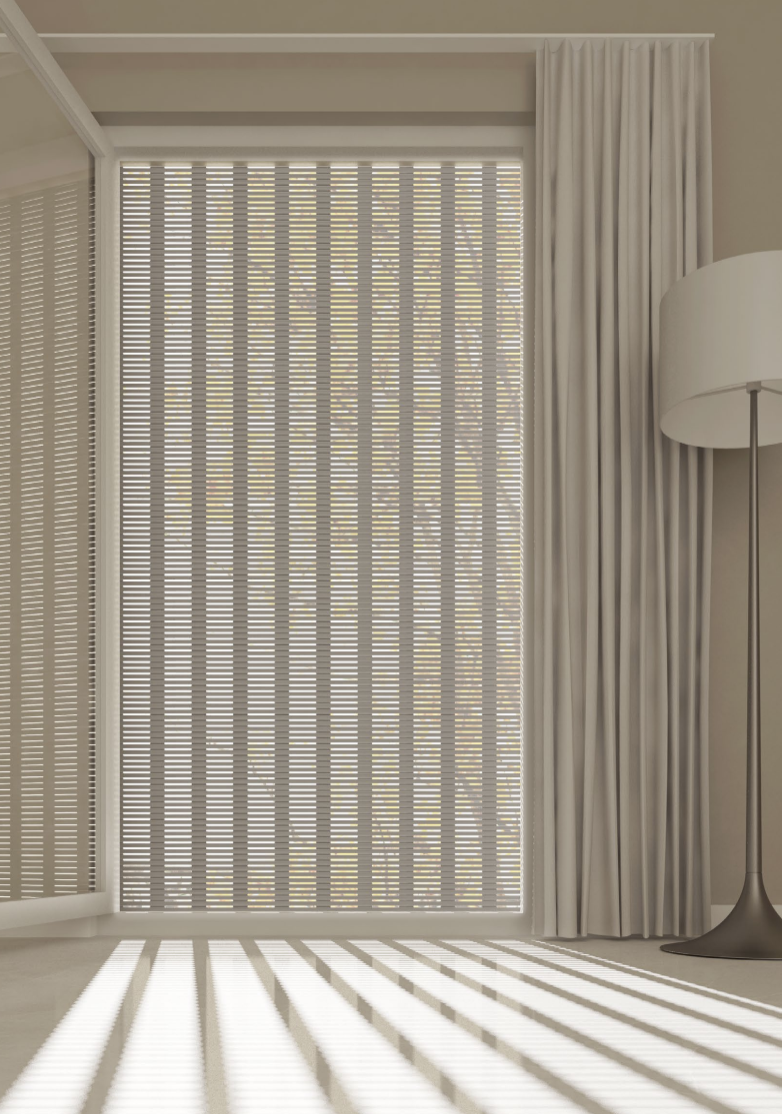 Tende beige che diffondono raggi di sole striati in una stanza minimalista con tende e lampada da terra
