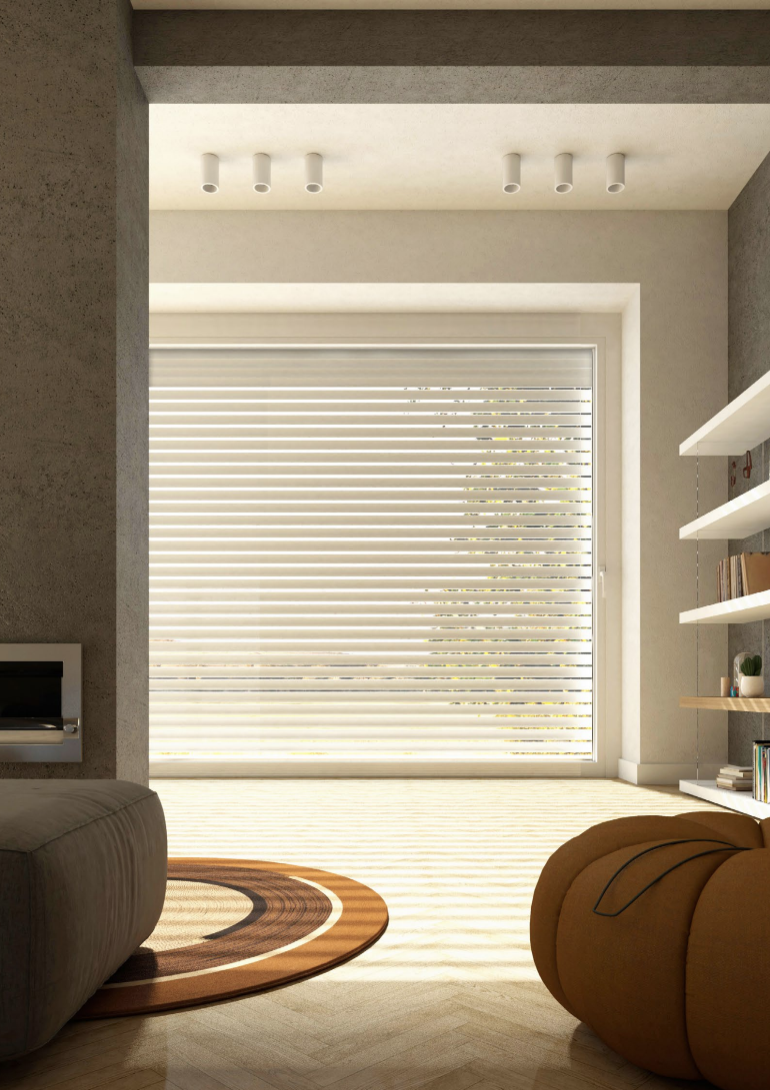 Soggiorno moderno con luce naturale che filtra attraverso le persiane, tappeto rotondo e pouf color cuoio vicino a scaffali a muro.