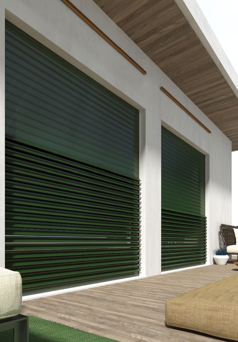 Patio moderno con pareti bianche, soffitto in legno e due tapparelle verdi su porte scorrevoli in vetro.