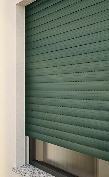 Tenda a rullo verde parzialmente abbassata su una finestra in una parete beige