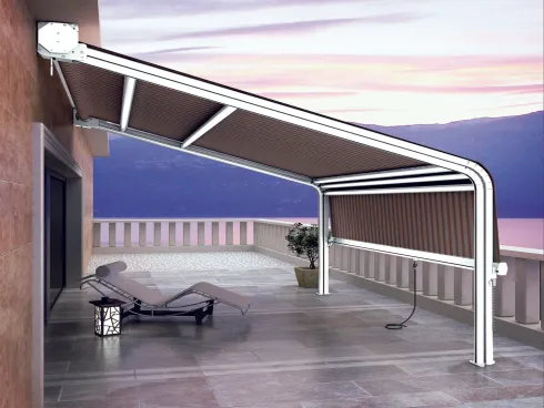 Patio moderno con pergola in metallo bianco, sdraio e tramonto sull'acqua.
