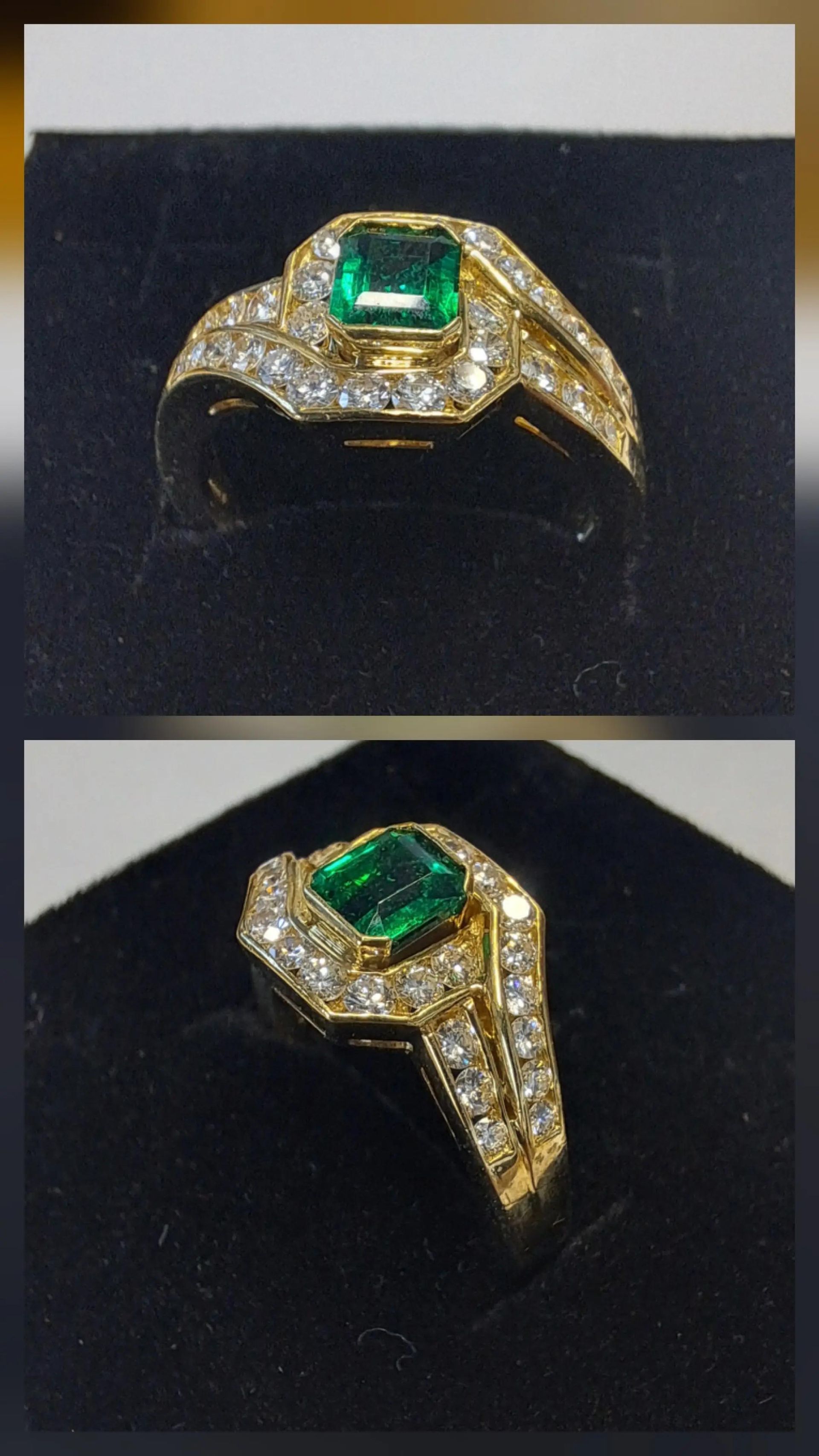 Due viste di un anello d'oro con una gemma rettangolare verde e piccole pietre trasparenti su sfondo nero.