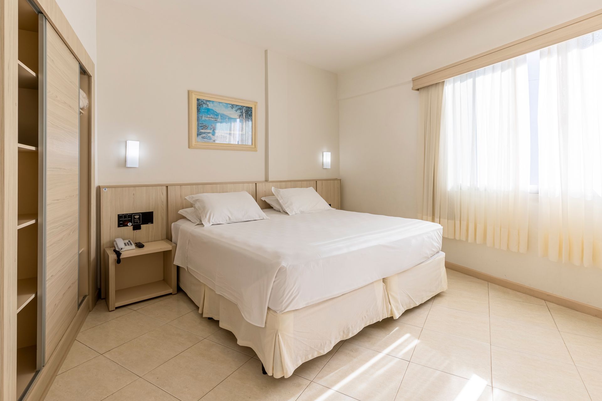 Quarto amplo do Hotel Ilha da Madeira em Balneário Camboriú