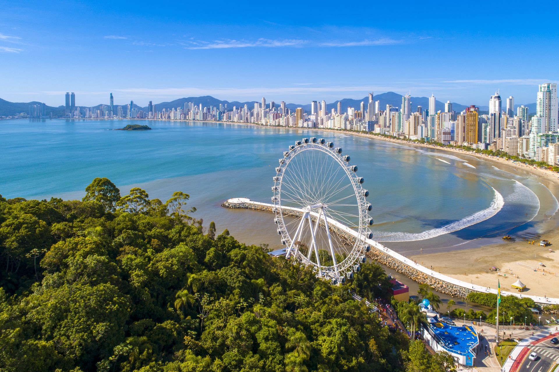 Vista panorâmica mostrando a roda gigante de BC sobre a orla e a praia, com prédios ao fundo.