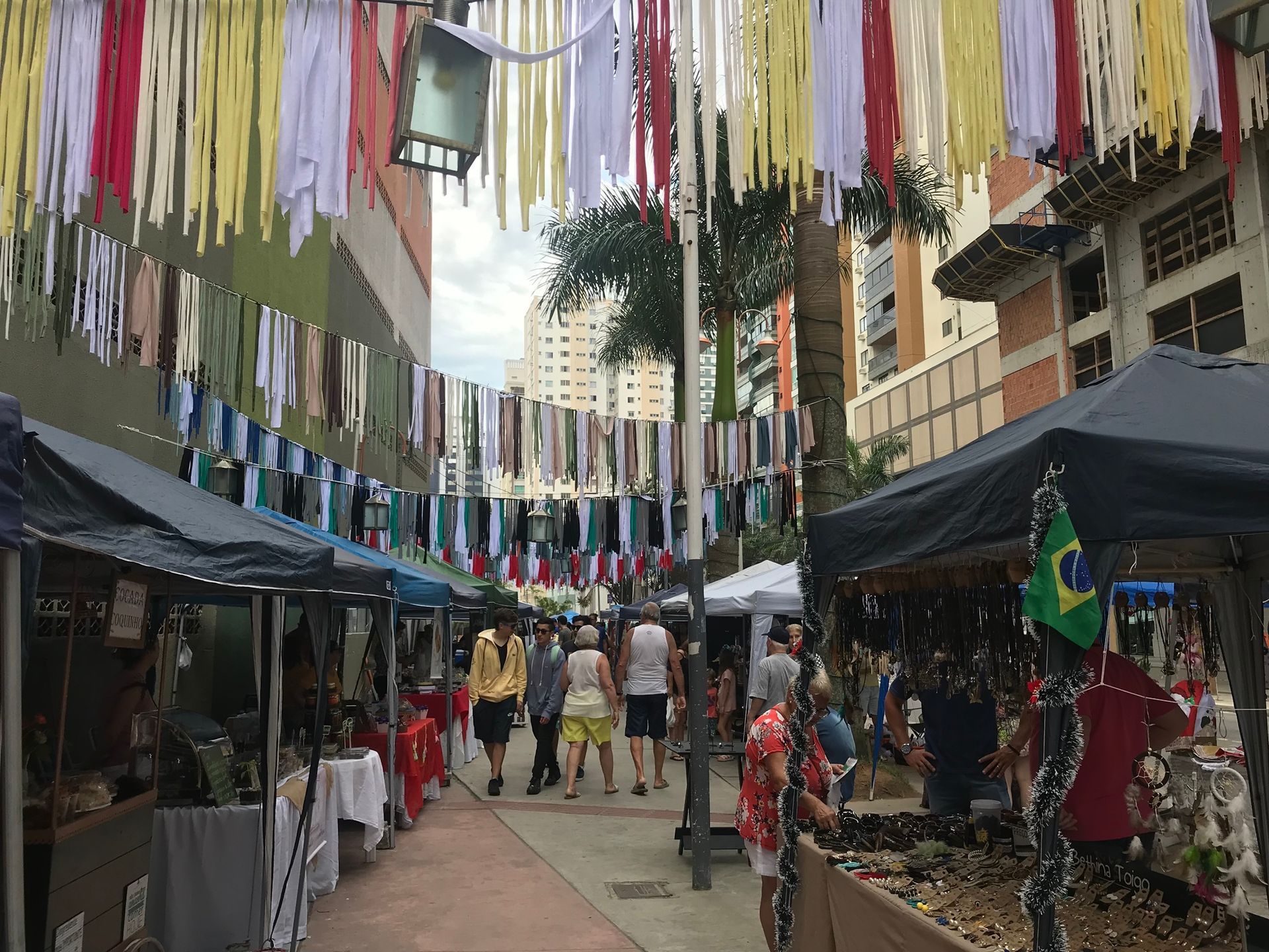 Feira de rua em Balneário Camboriú com barracas de produtos