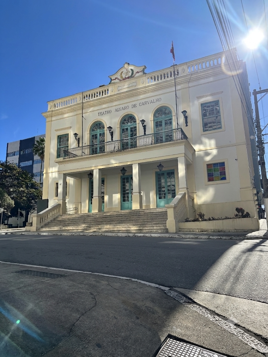 Vista do Centro Histórico de Florianópolis com construções históricas e a Catedral Metropolitana ao 