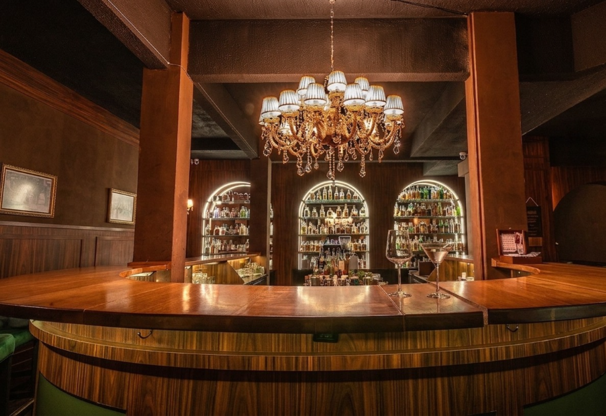Ambiente moderno do Deposito Cocktail Bar com drinks exclusivos em BC