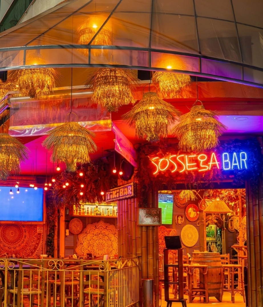 Fachada do Sossega Bar de frente para o mar em Balneário Camboriú