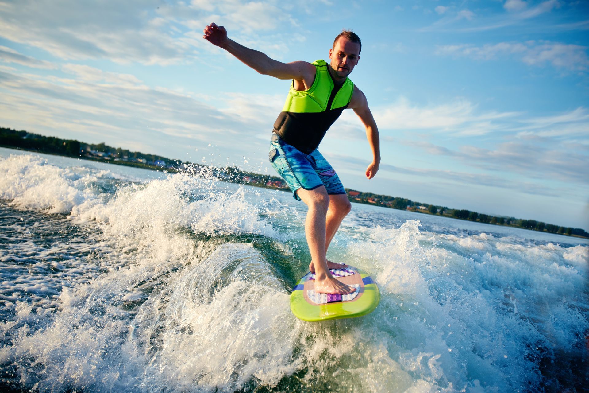 Pessoa praticando surf em mar aberto