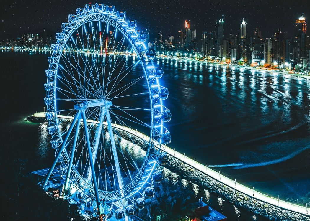 Vista aérea noturna de Balneário Camboriú